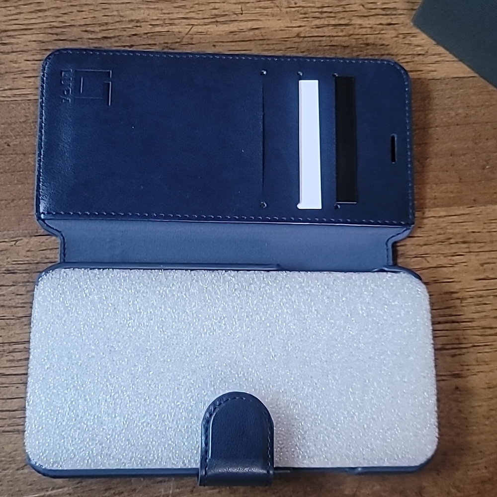 Phone case - Picture 2 of 6